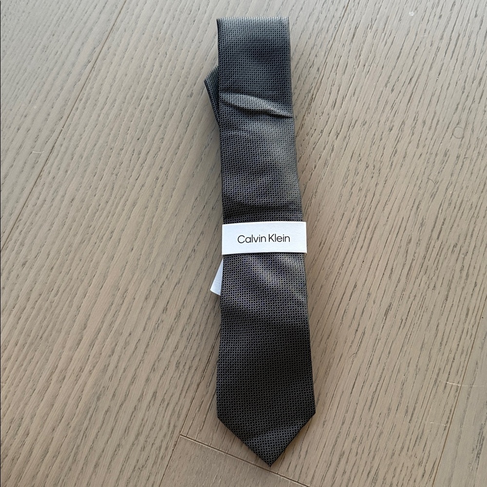 NWT Calvin Klein Gray Men's Tie With Small Circle Pattern